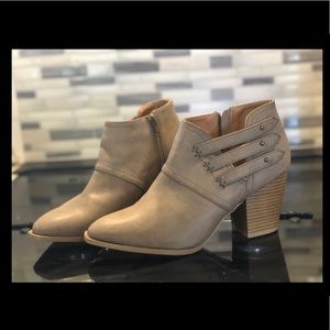 Tan Qupid booties Sz 8.5